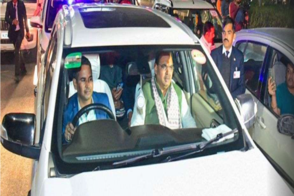 Rajasthan CM sets an example by following traffic rules, stops his convoy at red light
