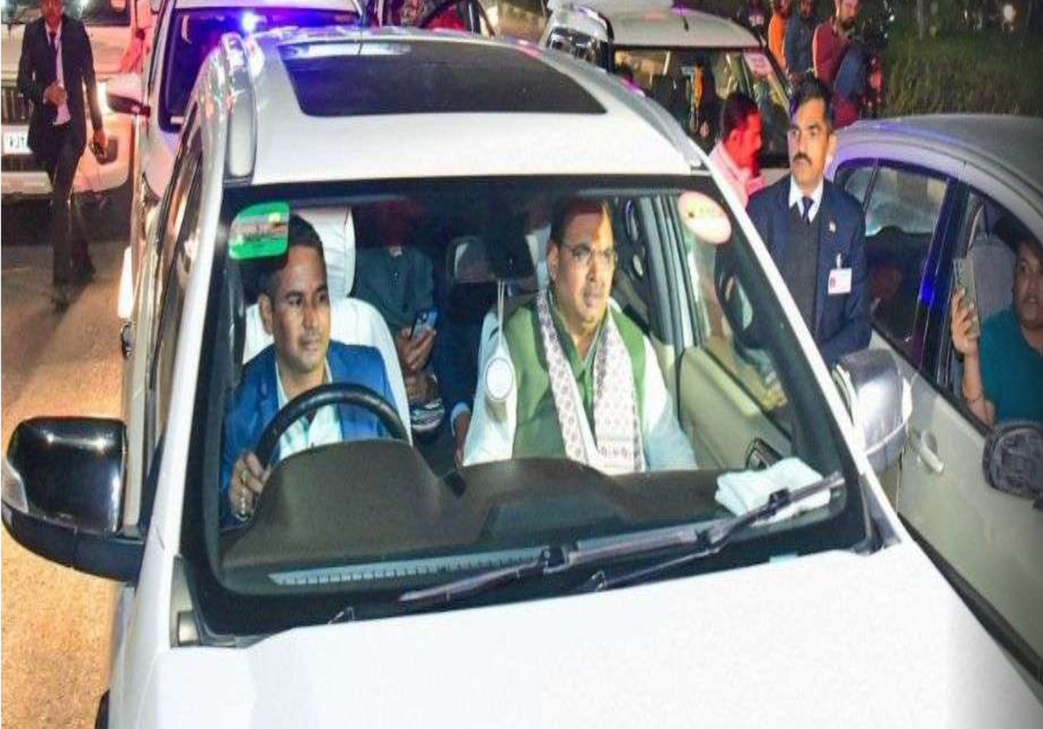 Rajasthan CM sets an example by following traffic rules, stops his convoy at red light